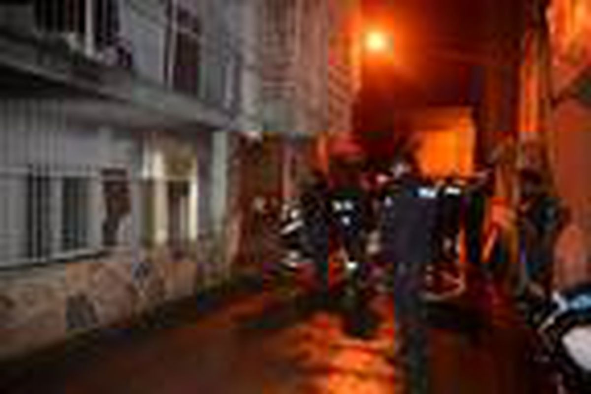 Elektrik sobasından çıkan yangın, evde hasara neden oldu