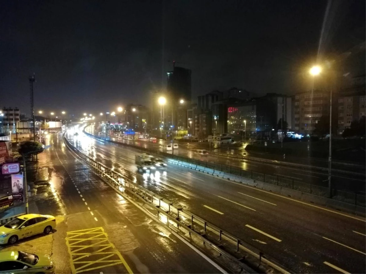 İstanbul\'da karla karışık yağmur gece boyunca etkili oldu