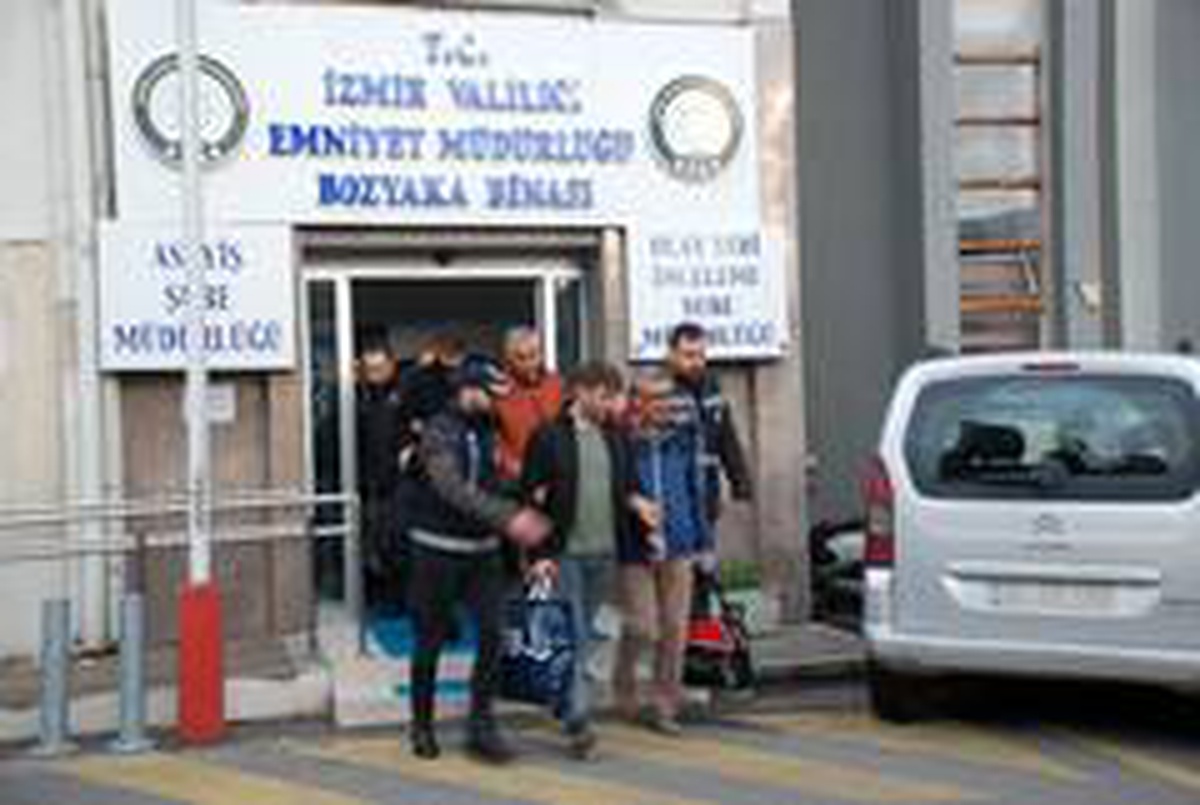 İzmir merkezli FETÖ operasyonunda 60 şüpheli adliyeye sevk edildi