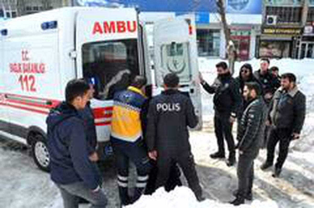 Kaldırımda yürüyen kadının başına kar kütlesi düştü