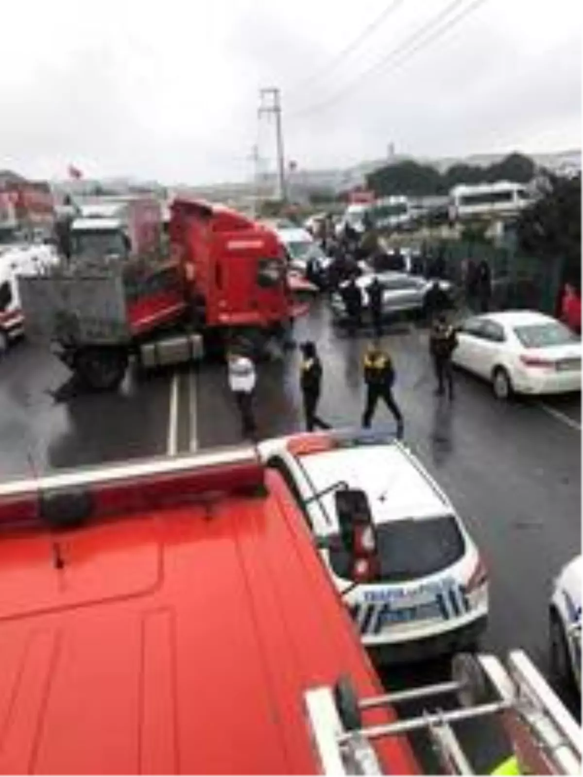 Kocaeli\'de zincirleme trafik kazası: 1 ölü 5 yaralı