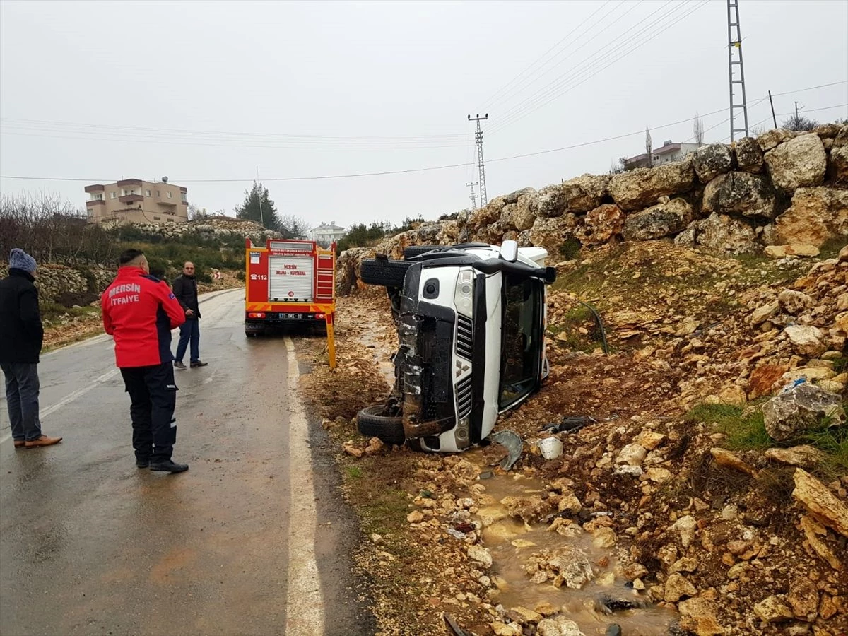 Mersin\'de devrilen kamyonetteki 4 kişi yaralandı