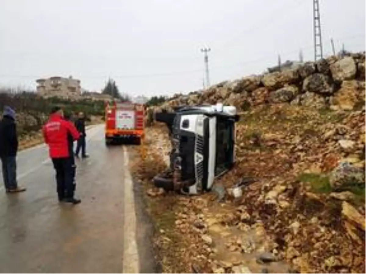 Mersin\'de devrilen kamyonetteki 4 kişi yaralandı