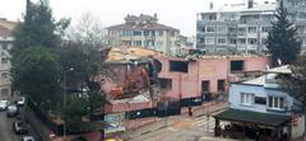 (Özel) Yarım asırlık okul depreme dayanıksız olduğu için yıkılıyor