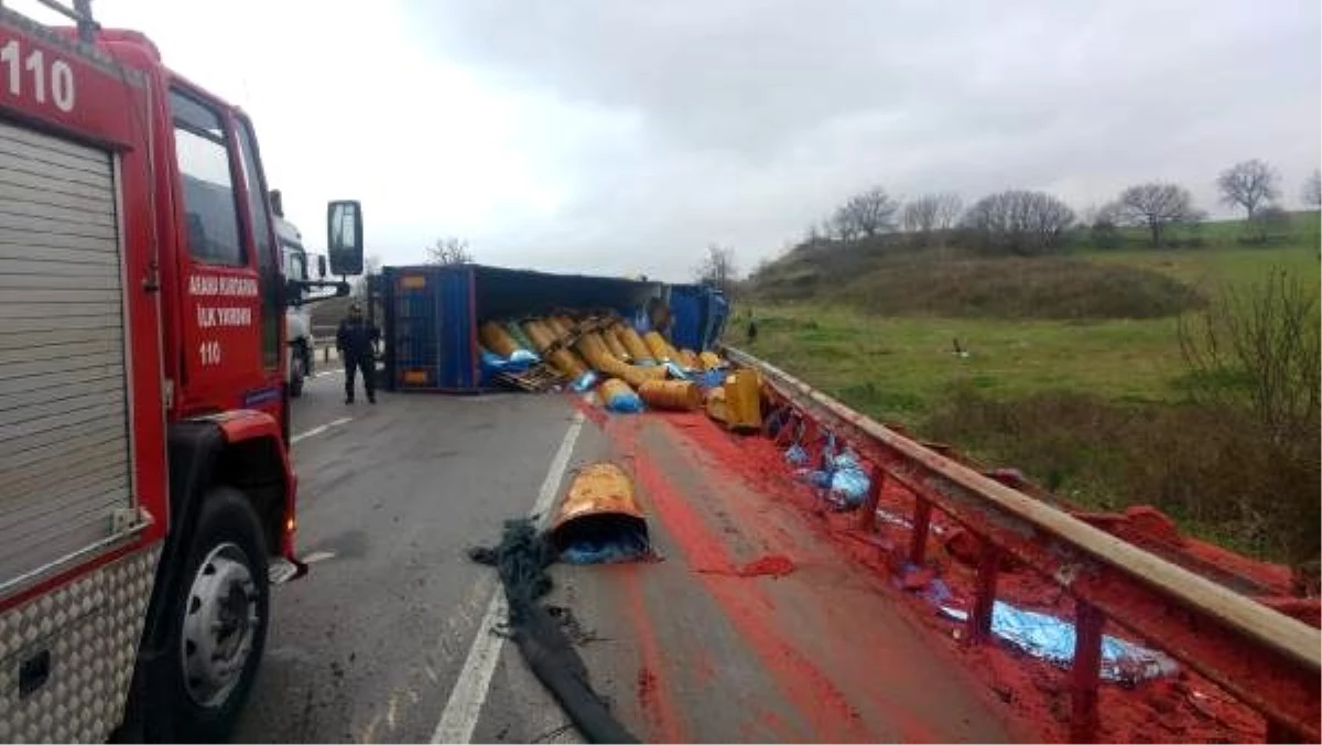 Salça yüklü TIR yan yattı, salçalar yol kenarına döküldü