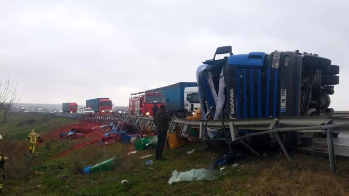 TIR devrildi, kara yolu salça tarlasına döndü