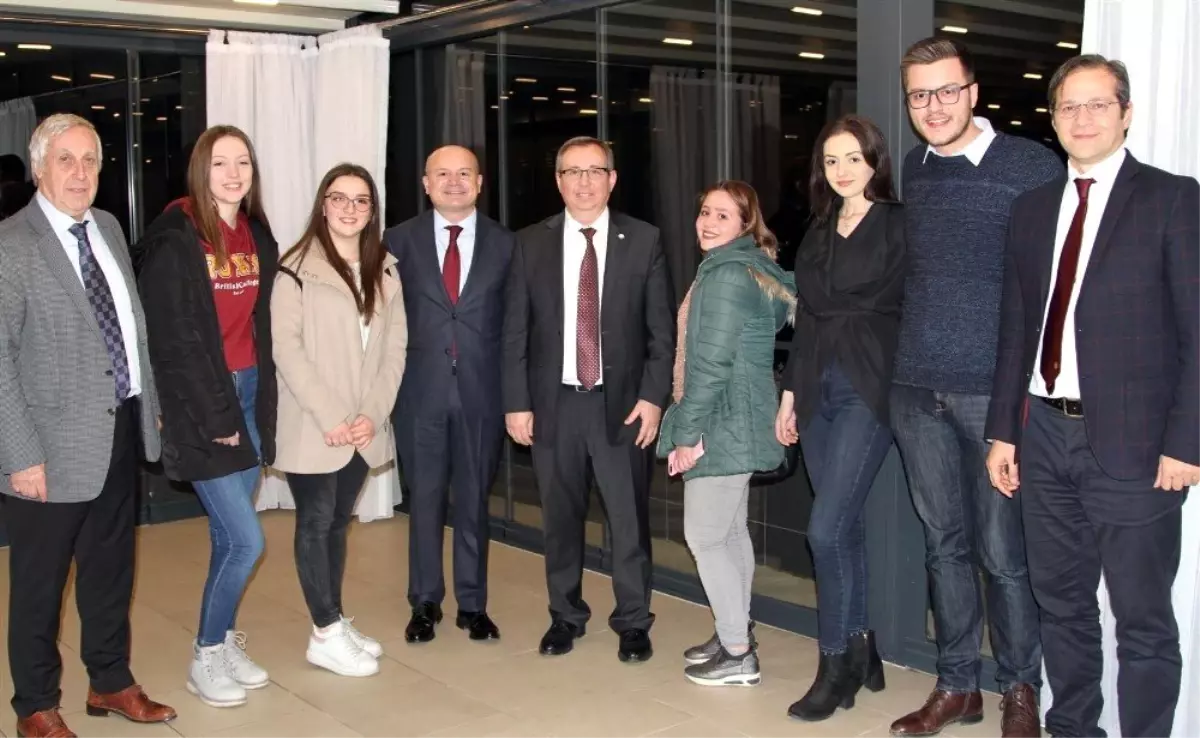 Trakya Üniversitesi Rektörü Prof. Dr. Tabakoğlu, Kosova\'da Trakya Üniversitesi mezunlarıyla bir...