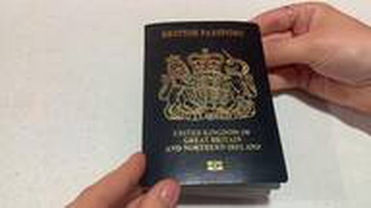 AB\'den ayrılan İngiltere mavi pasaporta geçiyor