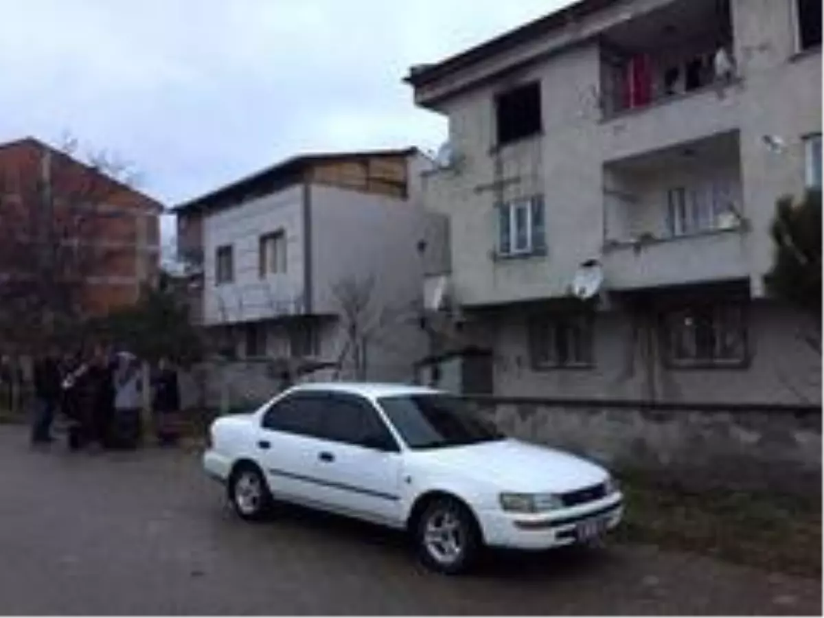 Alevlerin arasında iki çocuğu ile birlikte mahsur kaldı