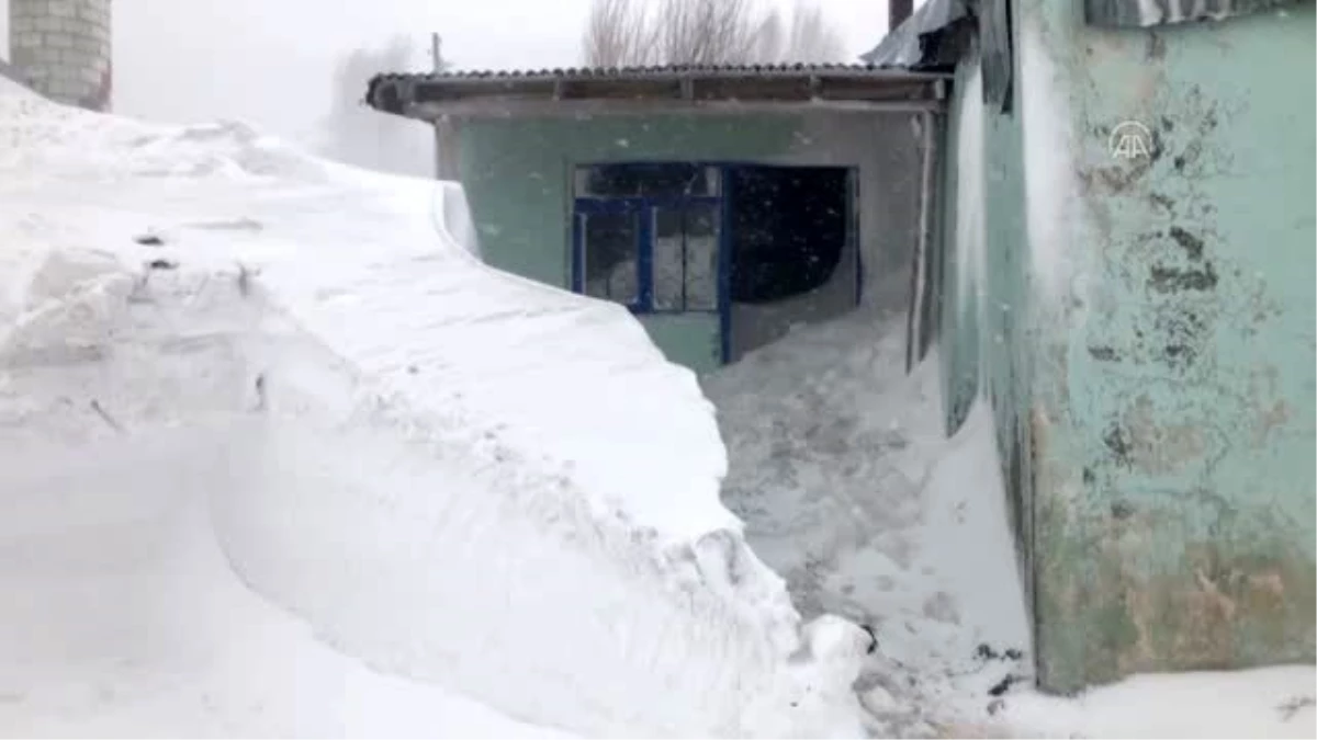 Aras Dağları\'nda çatıya kadar yükselen kar altında zorlu yaşam - IĞDIR