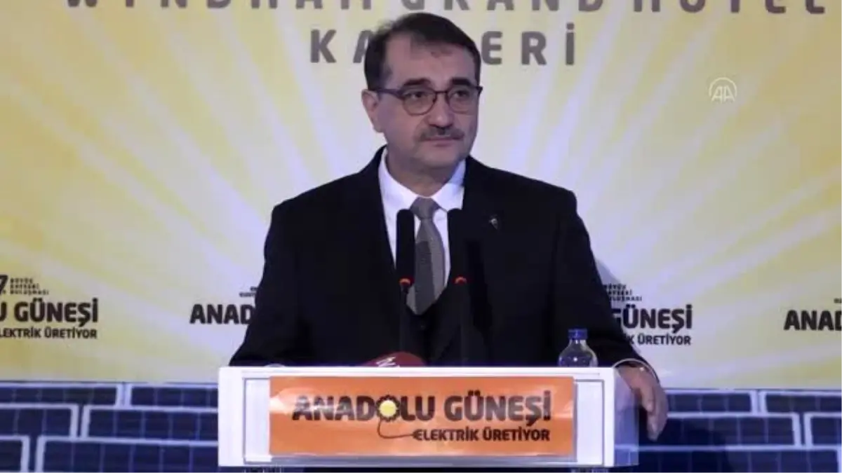 Bakan Dönmez: "Türkiye\'nin ilk entegre güneş fabrikası inşaası hızla ilerliyor"