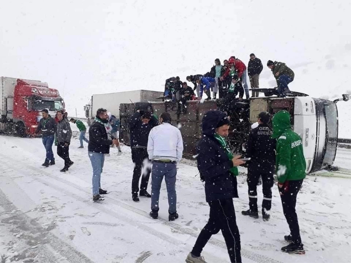 Bursaspor taraftarını Erzurumspor deplasmanına götüren otobüs devrildi: 2 yaralı