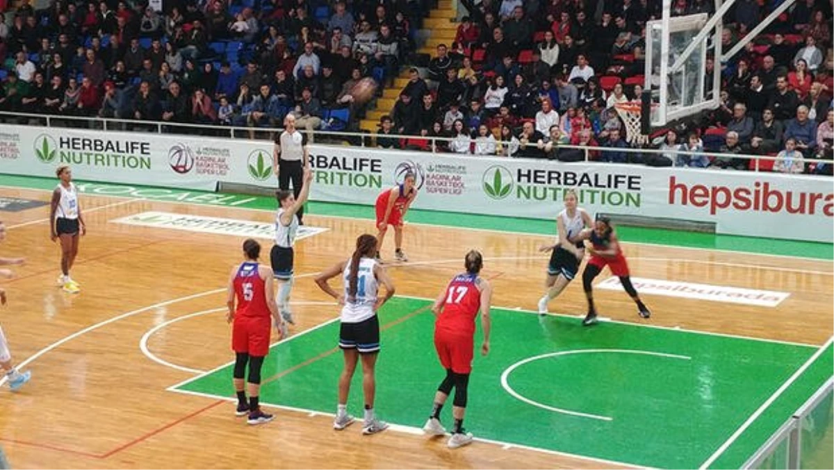 İzmit Belediyespor 69-61 BOTAŞ