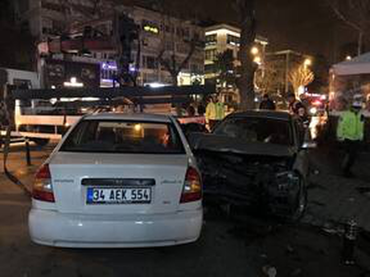 Kadıköy\'de trafik kazasında 3 kişi yaralandı