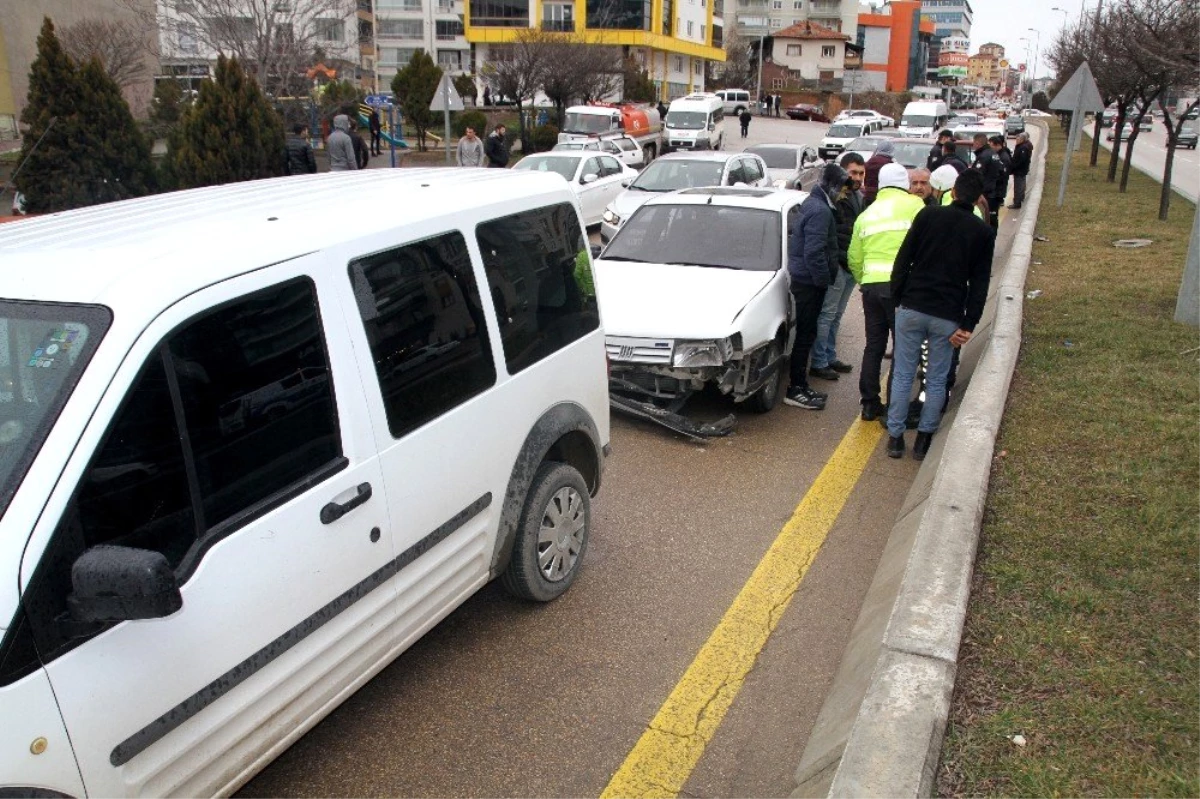 Kırıkkale\'de 3 araçlı trafik kazası: 1 yaralı