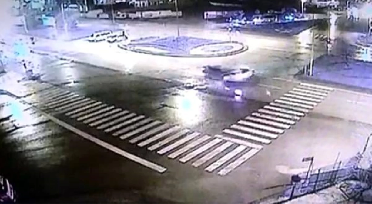 Kırmızı ışıkta geçen otomobilin taksiye çarptığı anlar kamerada