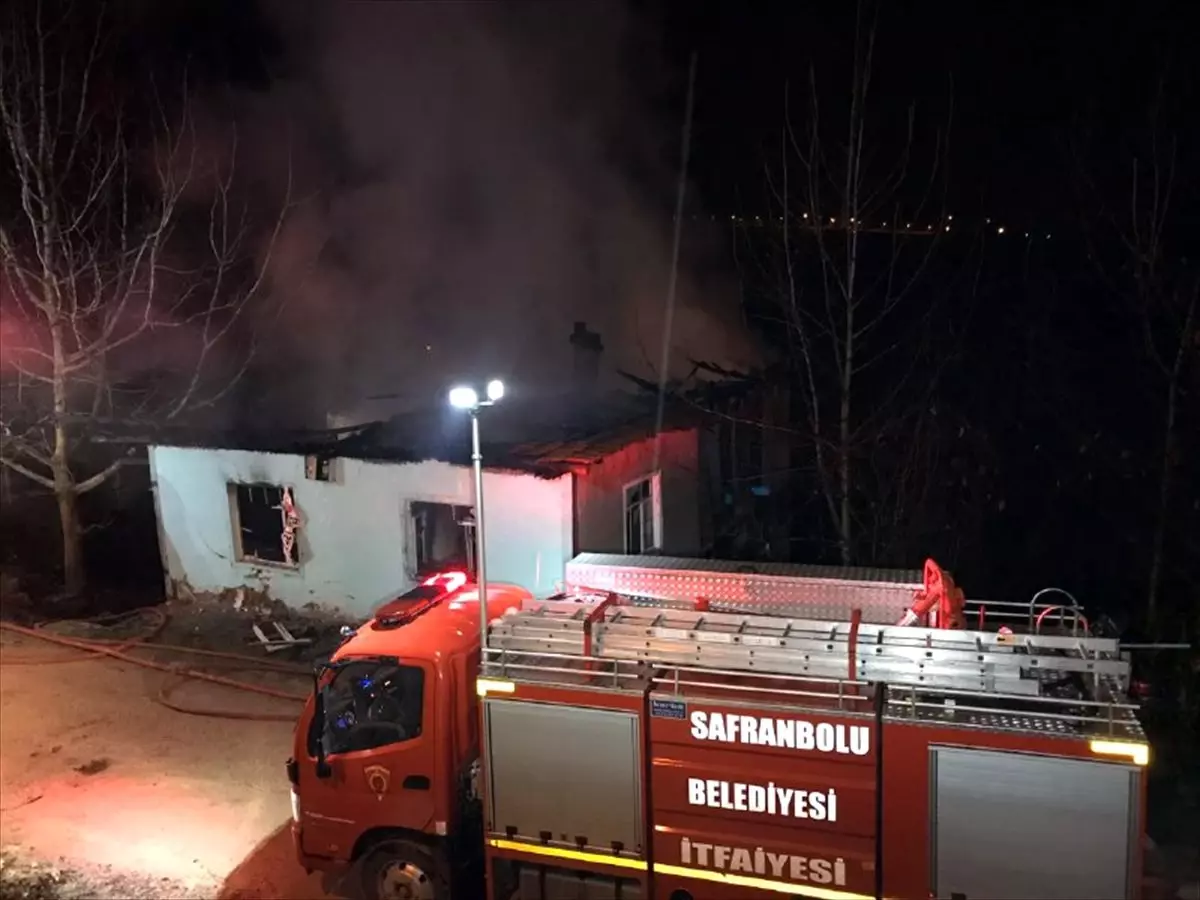 Safranbolu\'da çıkan yangında 2 katlı ahşap ev kullanılamaz hale geldi