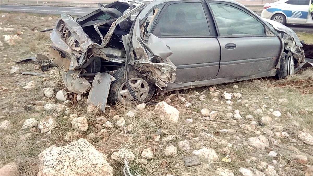 Şanlıurfa\'da lastiği patlayan otomobil devrildi: 5 yaralı