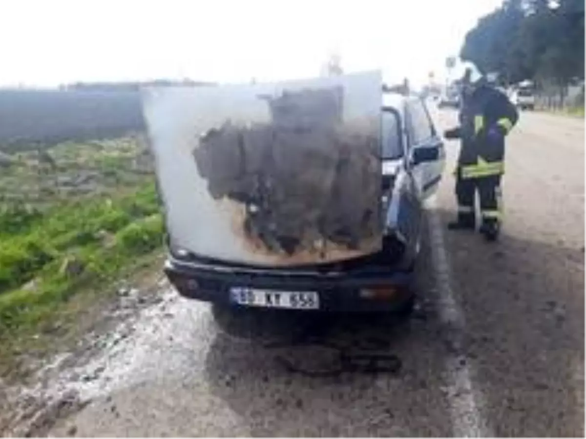 Seyir halindeki otomobilde çıkan yangını itfaiye söndürdü