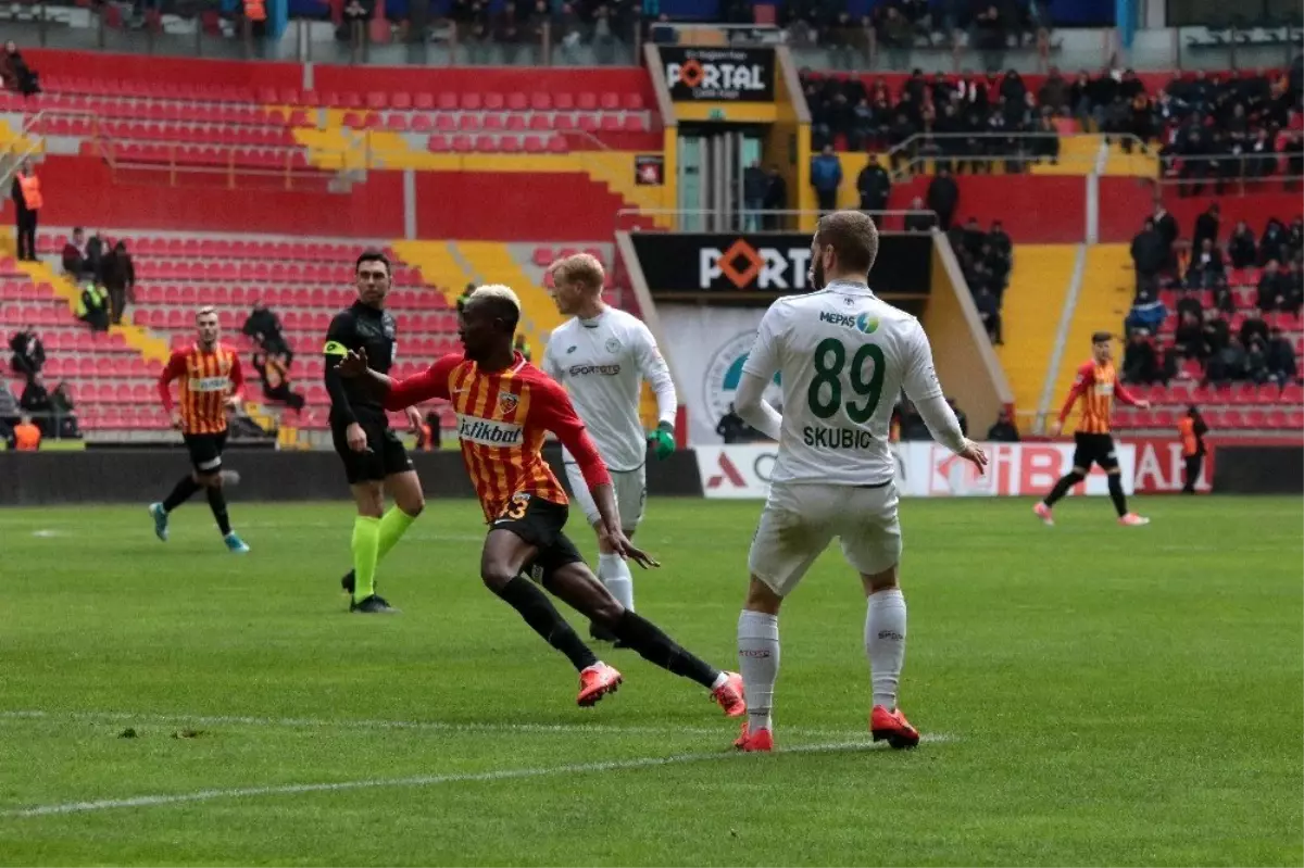 Süper Lig: Hes Kablo Kayserispor: 1 - Konyaspor: 2 (İlk yarı)