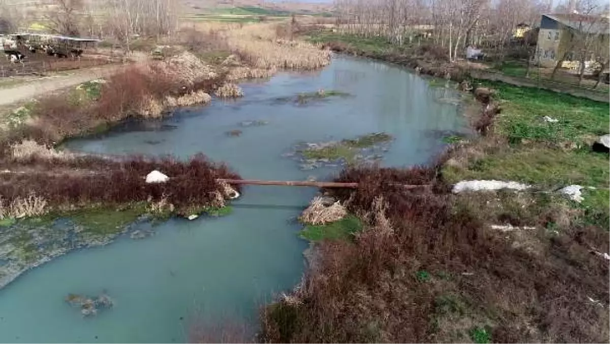 Teke Deresi, kirlilikten beyaz ve gri renkte akıyor