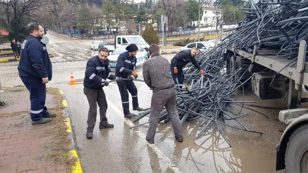 Tırdan devrilen demirler ulaşımı aksattı