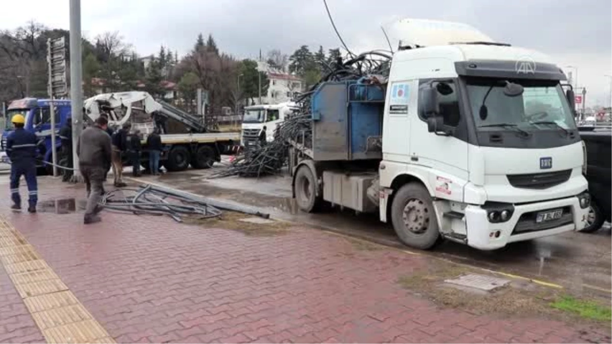 Tırın dorsesinden düşen demirler trafiği aksattı