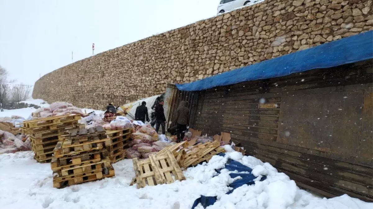 Yoldan çıkan tır 4 metreden aşağı düştü