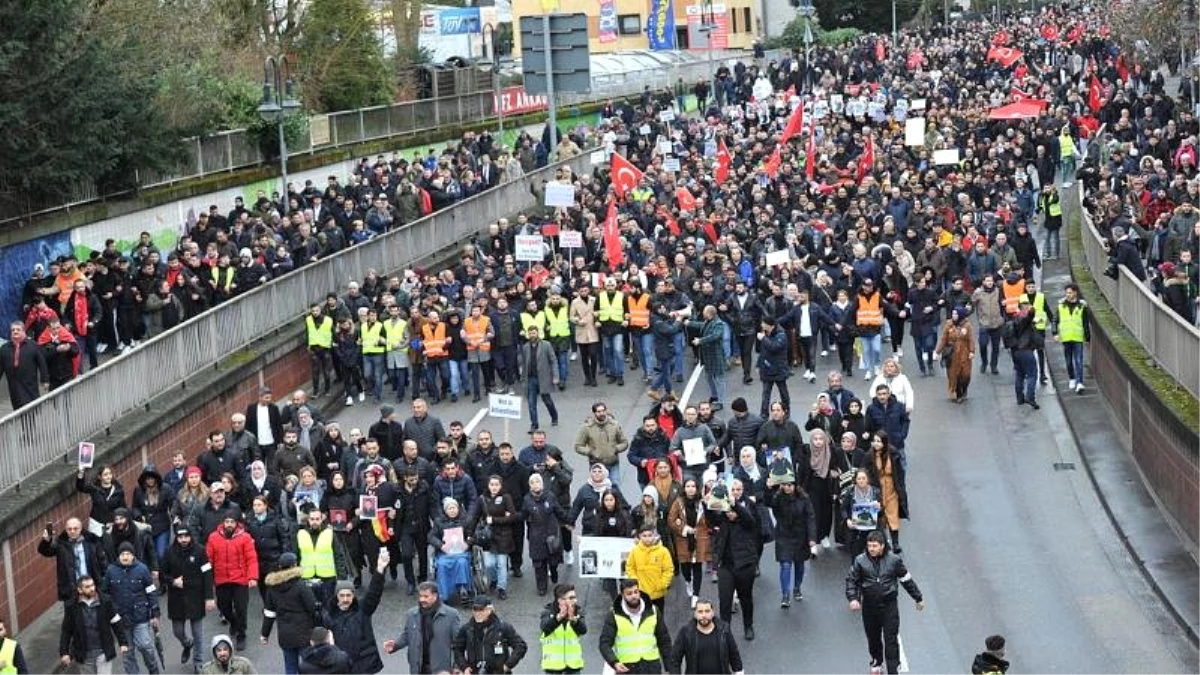 Almanya\'da ırkçı saldırıya tepki: \'Türkleri korkutup ayrılacaklarını sanıyorsanız yanılıyorsunuz\'