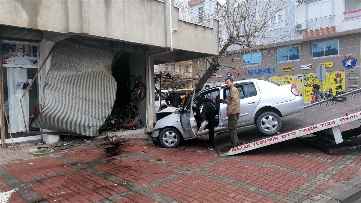 Antalya\'da otomobiliyle iş yerine giren sürücü öldü