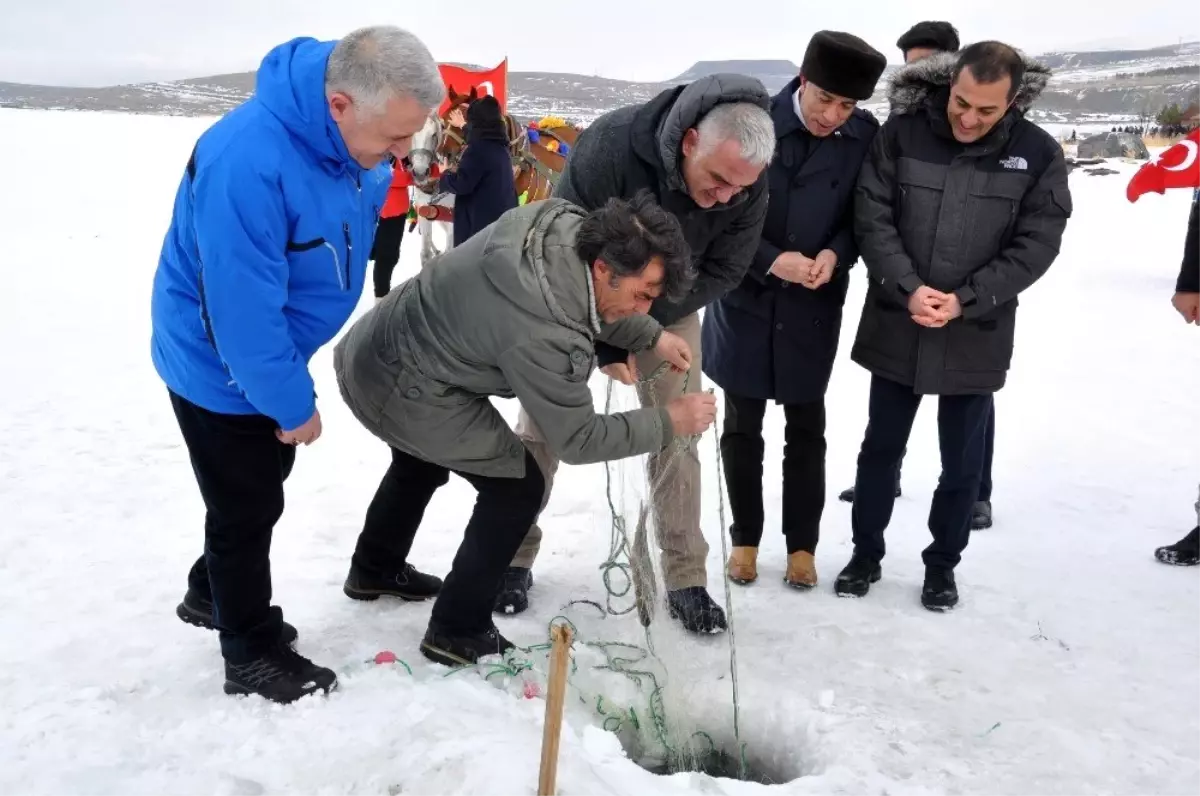 Bakan Ersoy Eskimo usulü balık tuttu