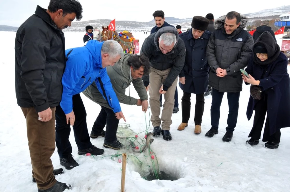 Bakan Ersoy Eskimo usulü balık tuttu