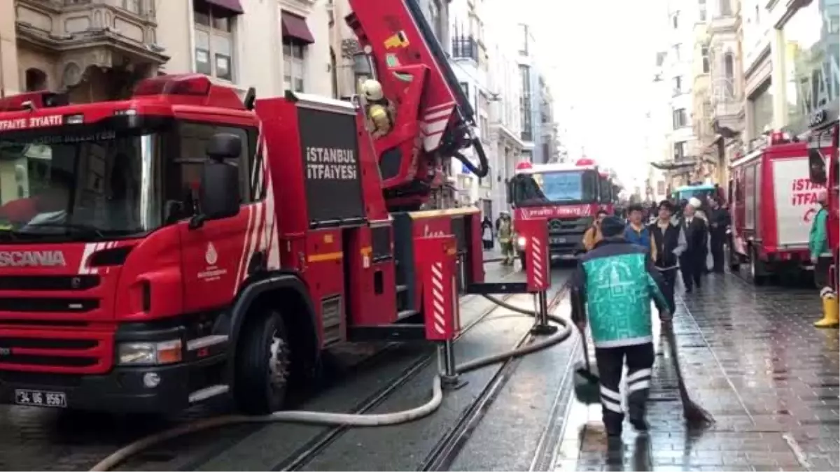 Beyoğlu\'nda iş yeri yangını söndürüldü