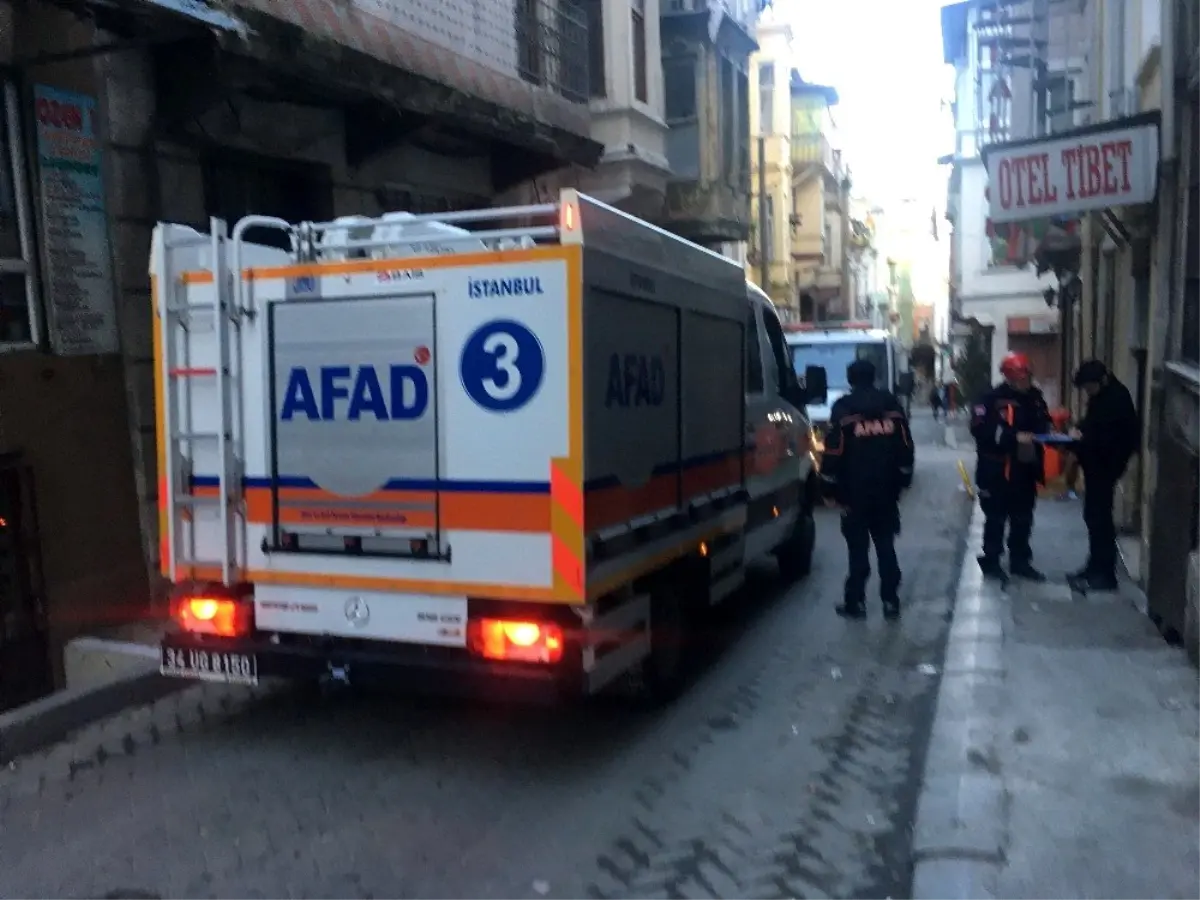 Beyoğlu\'nda metruk binada çökme meydana geldi