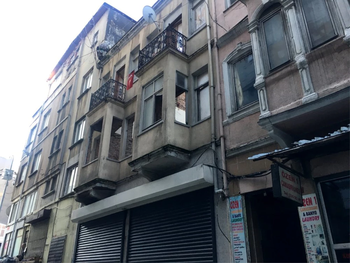 Beyoğlu\'nda metruk binada çökme meydana geldi