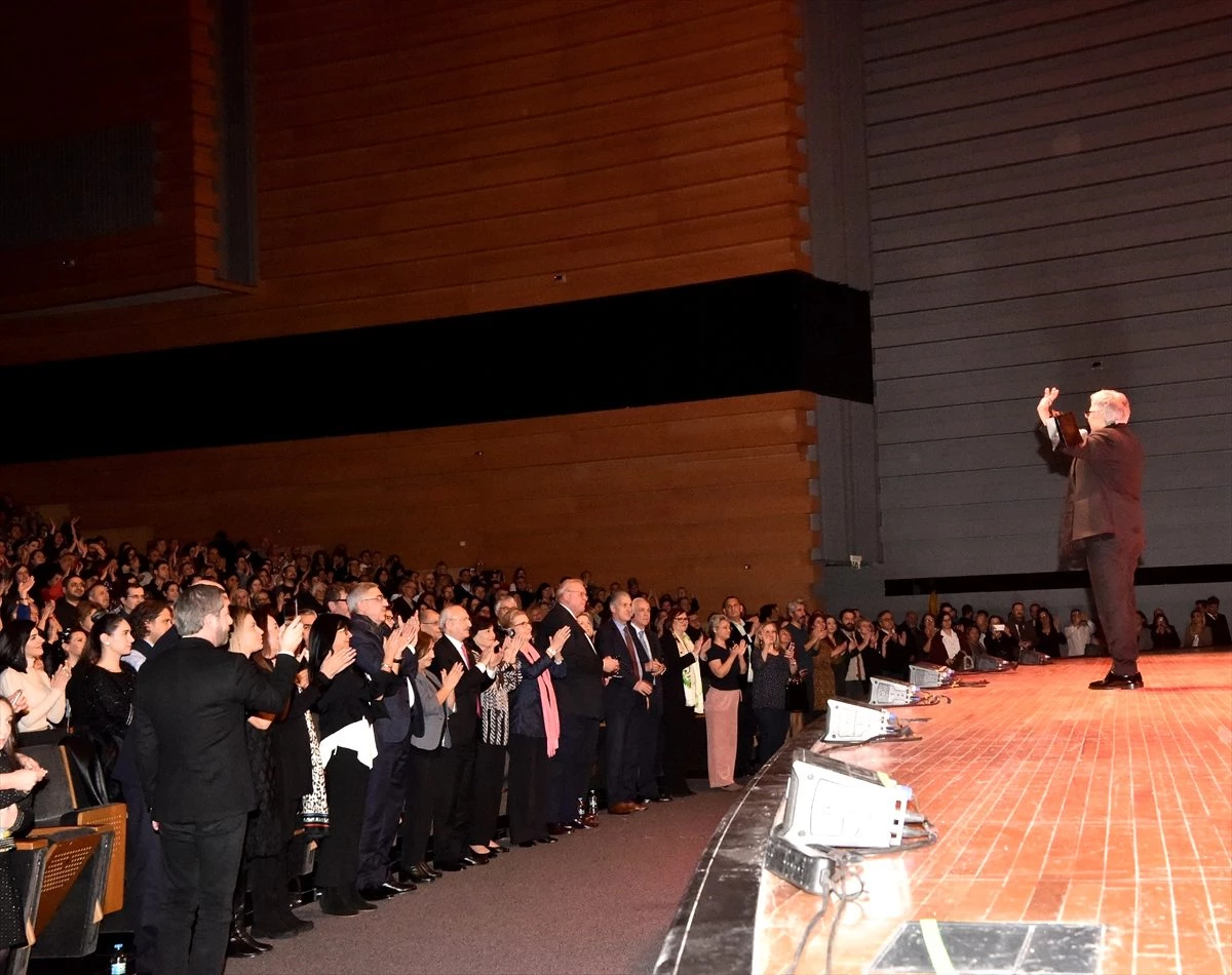 CHP Genel Başkanı Kılıçdaroğlu "Livaneli ile Sevdalım Hayat" konserine katıldı