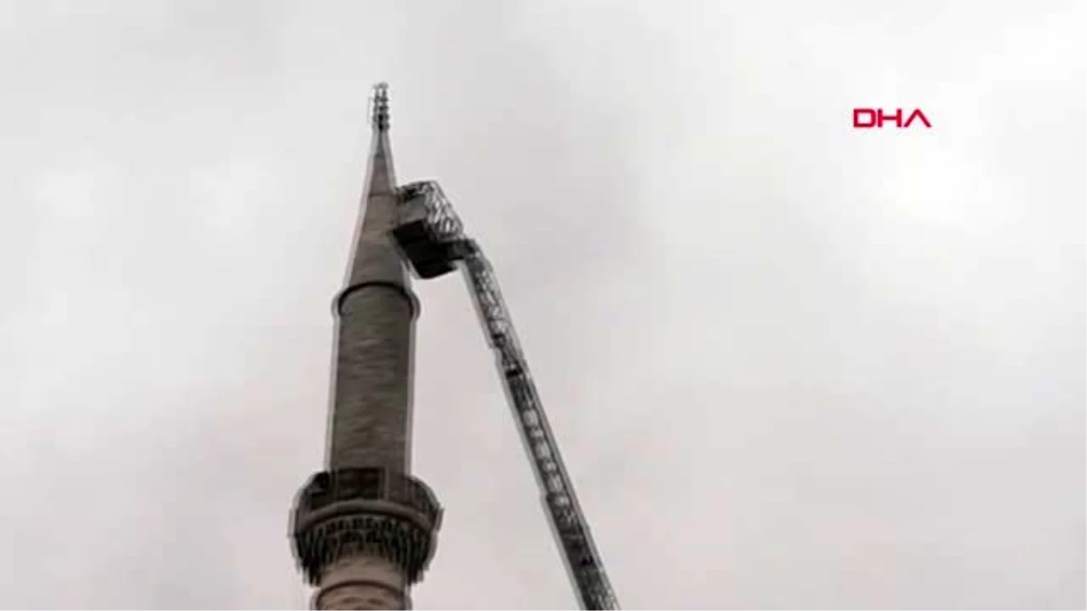 Depremde minaresi hasar gören cami ibadete kapatıldı