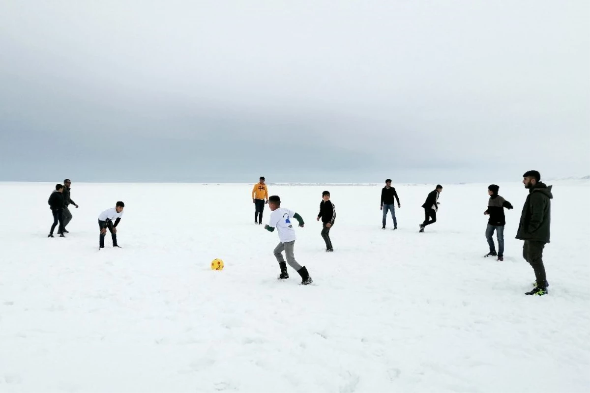 Donan göl üzerinde futbol keyfi