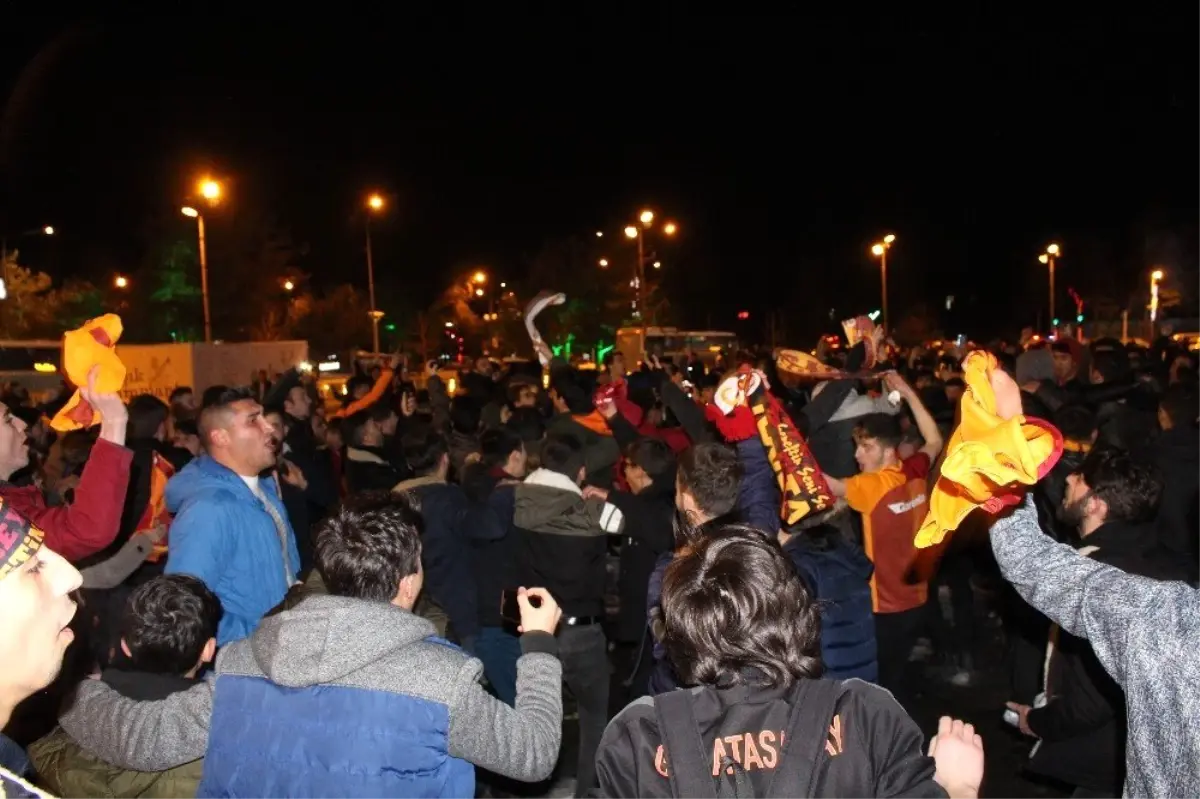 Erzurum\'da Galatasaraylı taraftarlar, Kadıköy galibiyetini coşkuyla kutladı