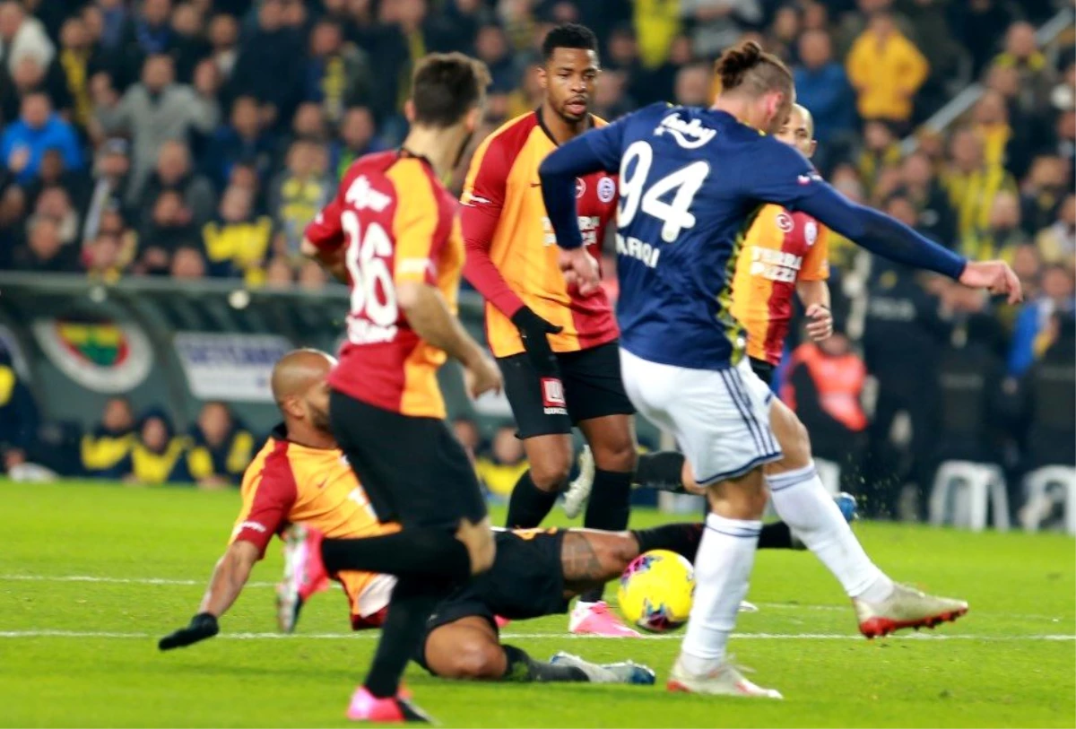 Fenerbahçe - Galatasaray derbisinde verilen penaltı kararı çok konuşuldu