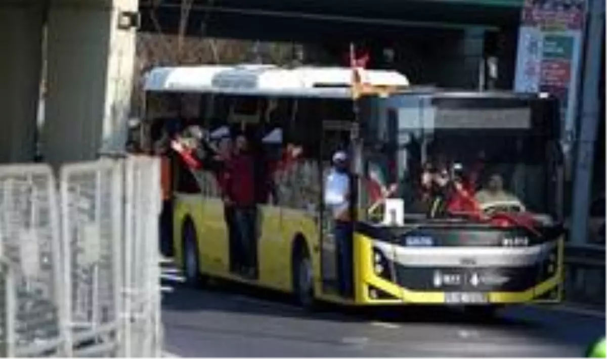 Galatasaray taraftarı Kadıköy\'e geldi