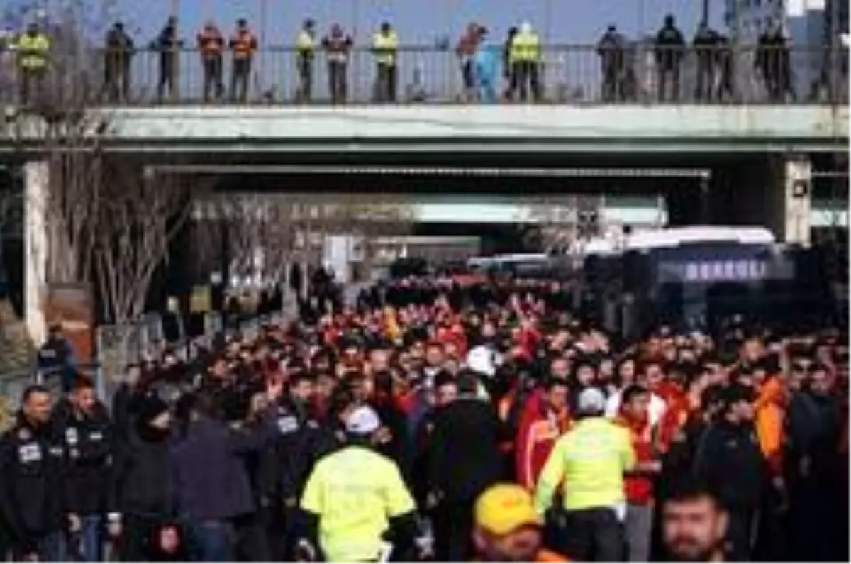 Galatasaray taraftarı Kadıköy\'e geldi