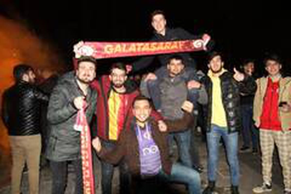 Galatasaraylı taraftarlar: "Sabaha kadar buradayız"