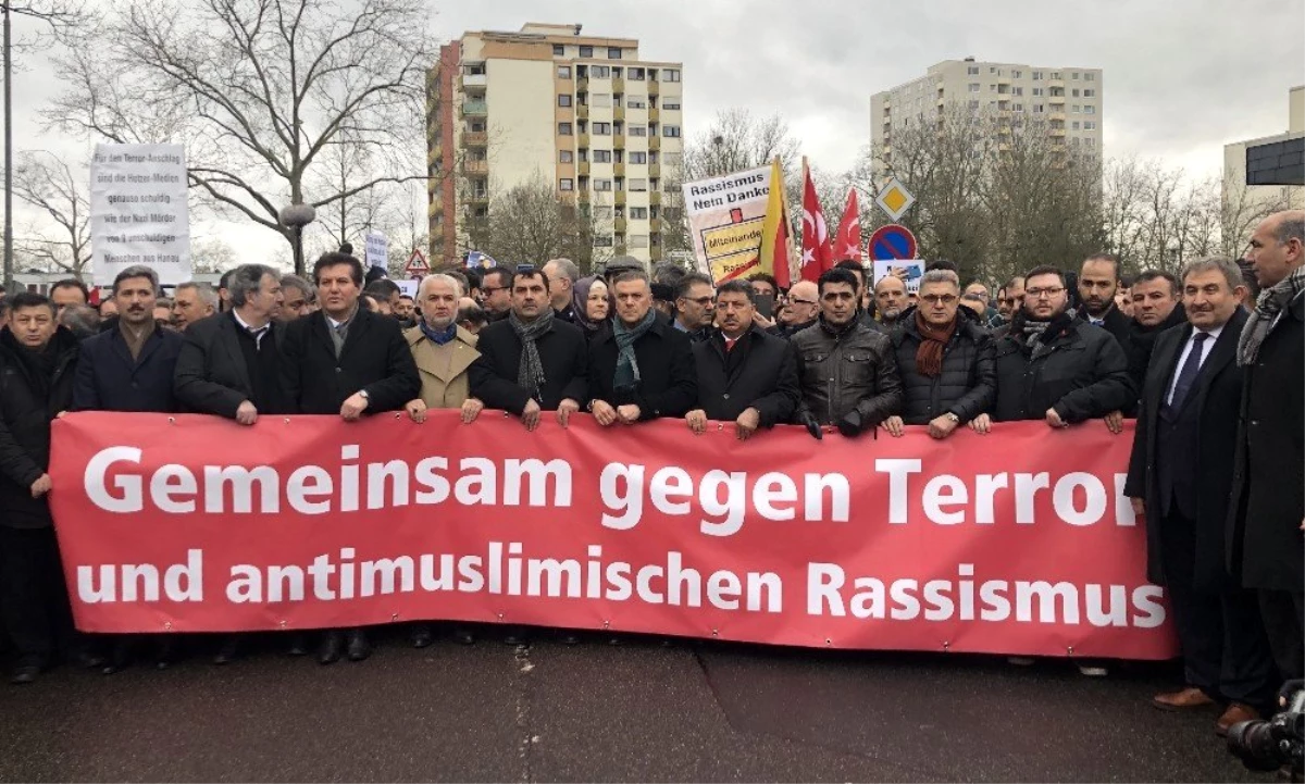Hanau\'da binlerce kişi ırkçı terör saldırısına karşı bir araya geldi