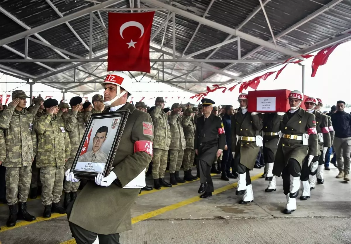 İdlib şehidi Tankçı Sözleşmeli Er Mecit Demir Gaziantep\'te son yolculuğuna uğurlandı