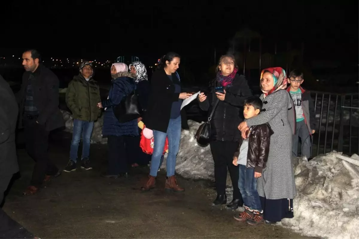 İran sınırındaki deprem Vanlıları korkuttu, vatandaşlar dışarı çıktı