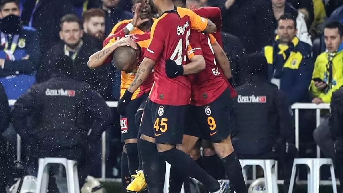 \'Kadıköy büyüsü bozuldu\' Galatasaray, Fenerbahçe\'yi Kadıköy\'de 20 yıl sonra mağlup etti