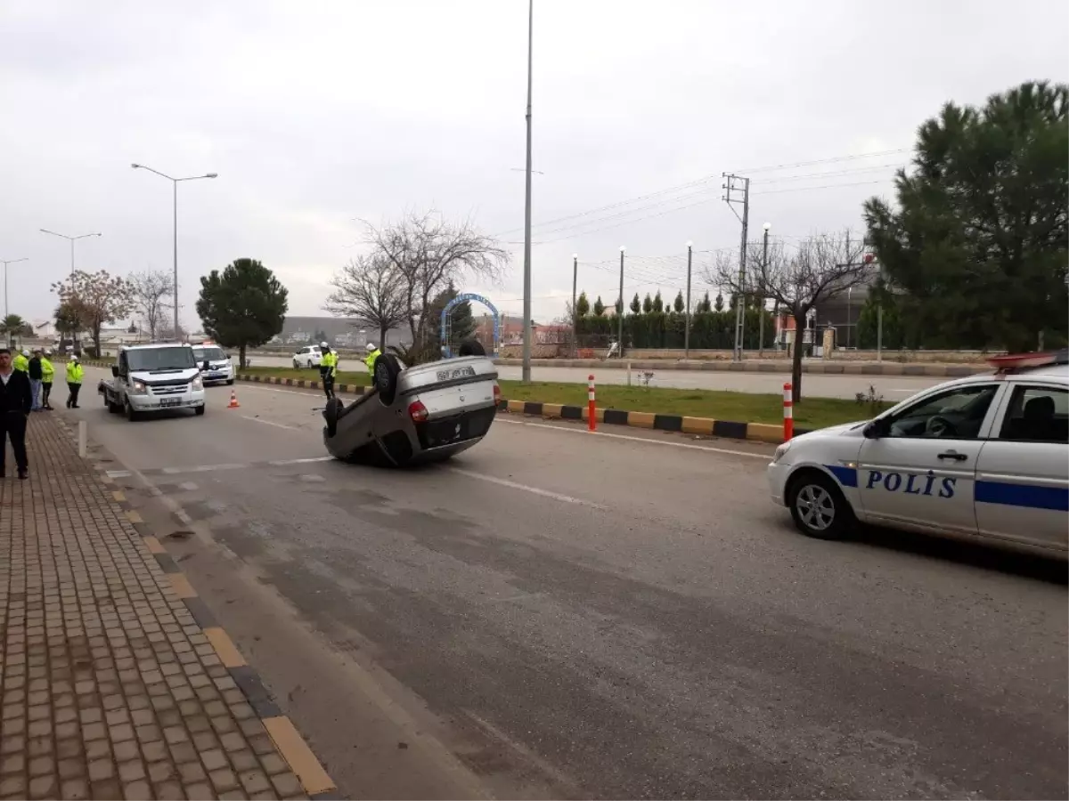 Kilis\'te otomobilin devrilmesi sonucu 2 kişi yaralandı