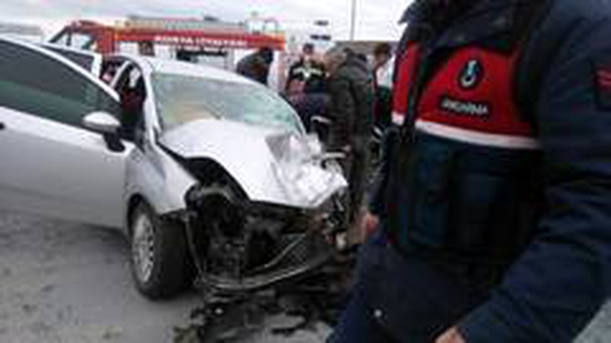 Konya\'da otomobille kamyonet çarpıştı: 3 yaralı