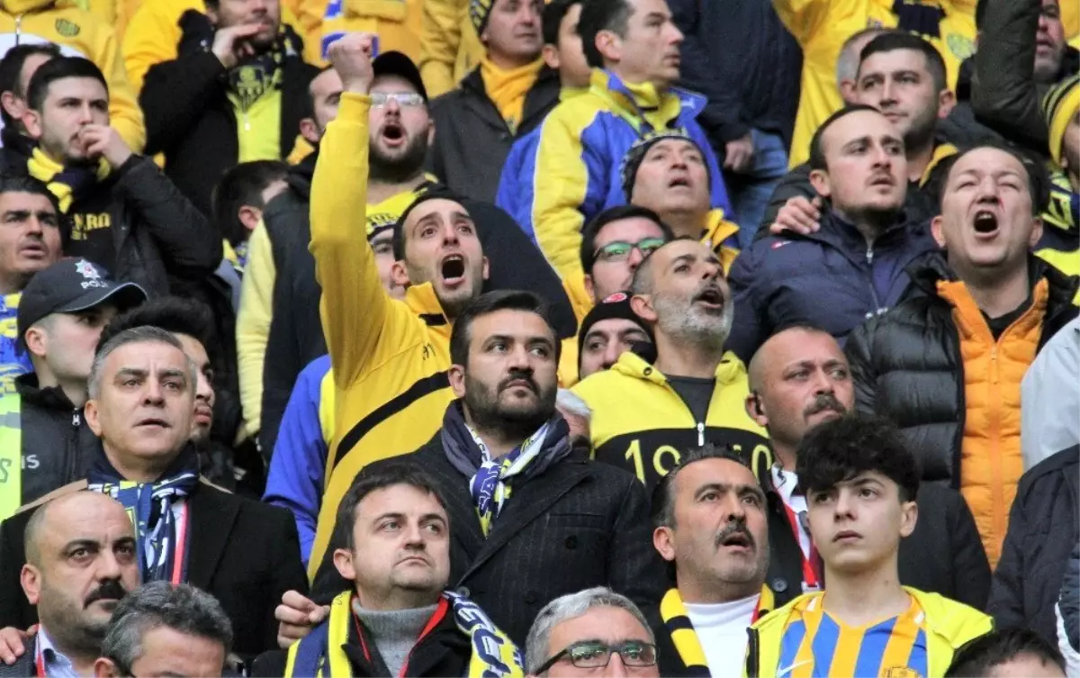 MKE Ankaragücü Başkanı Fatih Mert maçı taraftar ile izledi